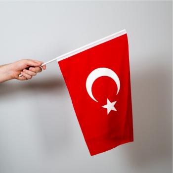 Elde Sallamalı Sopalı Türk Bayrağı 50x75 cm 